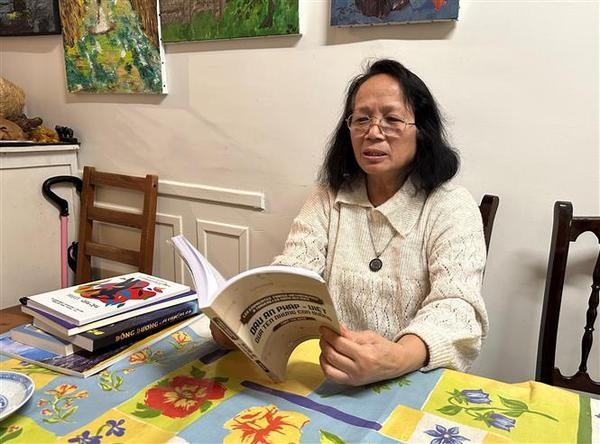Overseas Vietnamese writer Tran Thu Dung, the author of the book. Photo: VNA