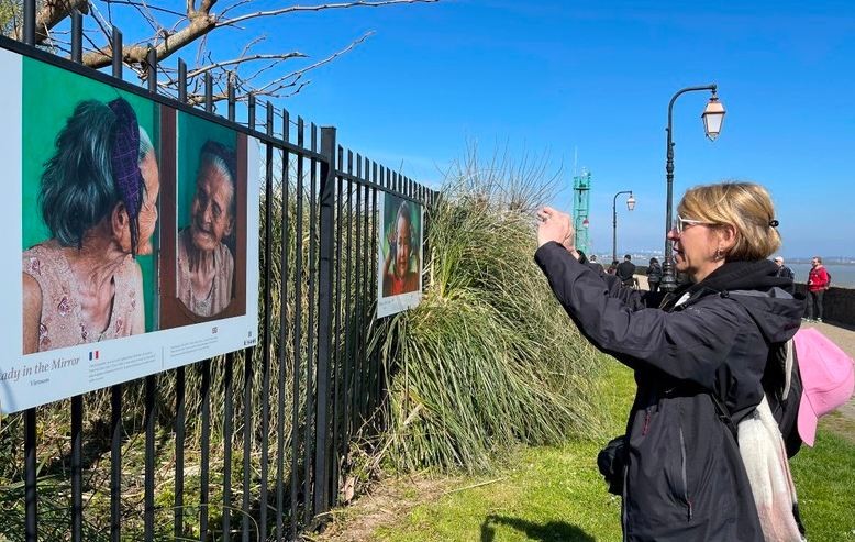 Local tourists and from many places in France to the resort city of Honfleur have expressed interest in the space of art exhibitions about Vietnam along the coast.