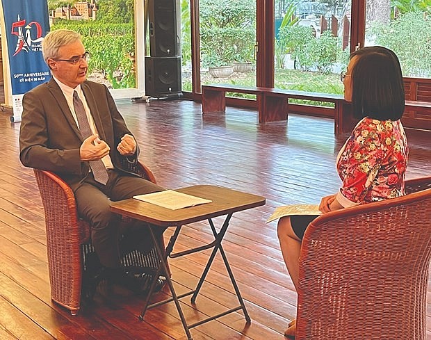 French Ambassador to Vietnam Nicolas Warnery (left) in the interview (Photo: VNA) 