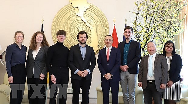 Vietnamese Ambassador to Germany Vu Quang Minh (fourth from right) at the meeting. (Photo: VNA)