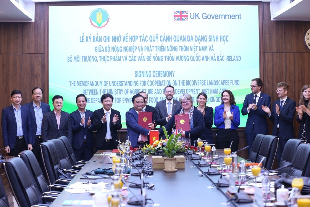 At the signing ceremony. Photo: UK embassy in Vietnam