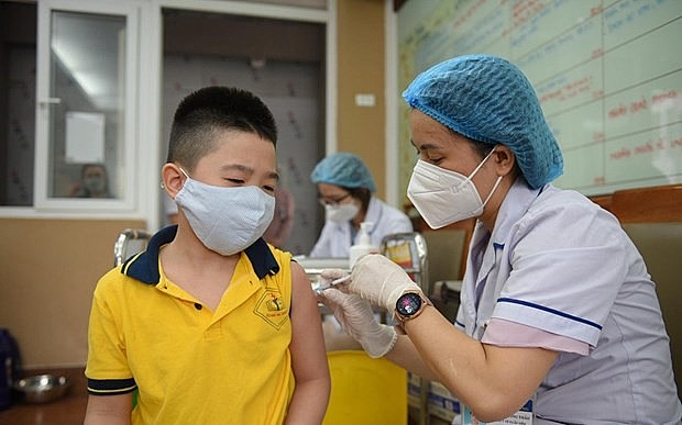 A boy gets vaccinated against COVID-19 (Photo: VNA)