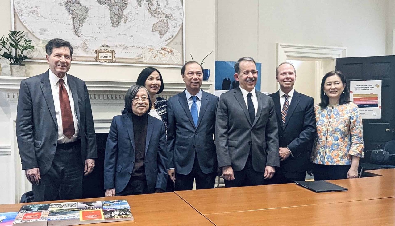 Ambassador Nguyen Quoc Dung worked with professors of the University of Virginia. Photo: TG&VN