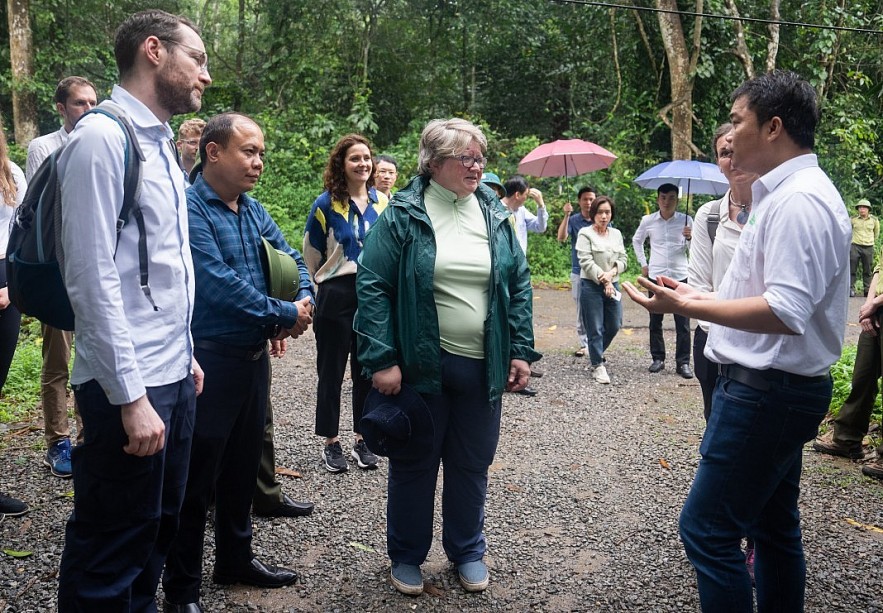 Director of the Save Vietnam's Wildlife Nguyen Van Thai (R) talks to UK Secretary of State for Environment, Food and Rural Affairs Thérèse Coffey during her visit to Cuc Phuong National Park. Photo: Dau Tien Dat