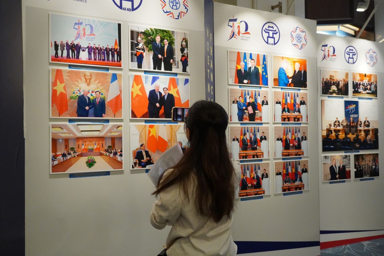 Officials visit the photo exhibition at Melia Hotel in Hanoi on April 14. Photo: VNA