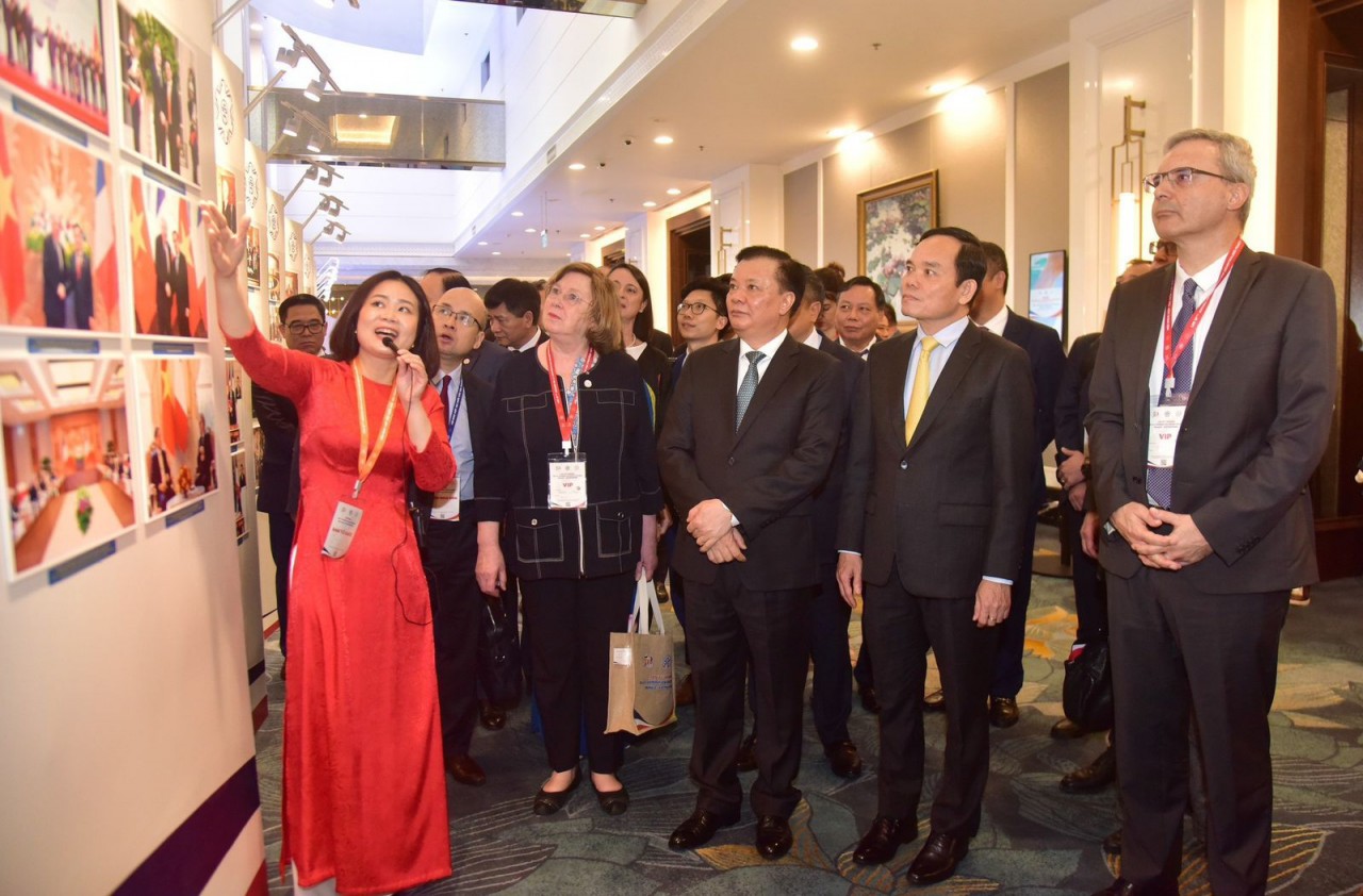 Officials visit the photo exhibition at Melia Hotel in Hanoi on April 14. Photo: VNA