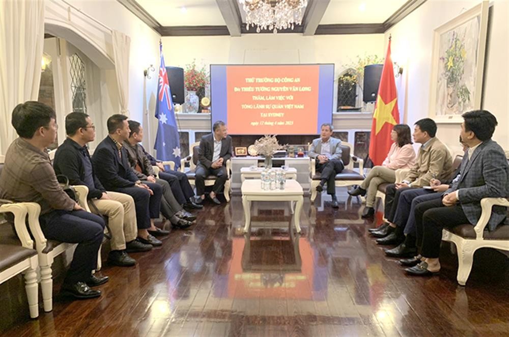 Deputy Minister of Public Security Major General Nguyen Van Long and the delegation worked with the Consulate General of Vietnam in Sydney. Source: bocongan.gov.vn