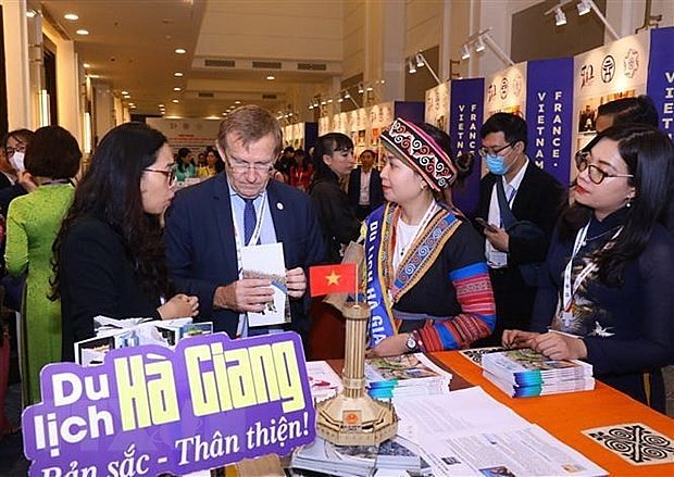 Participants at the conference are told about Vietnamese localities. (Photo: VNA)