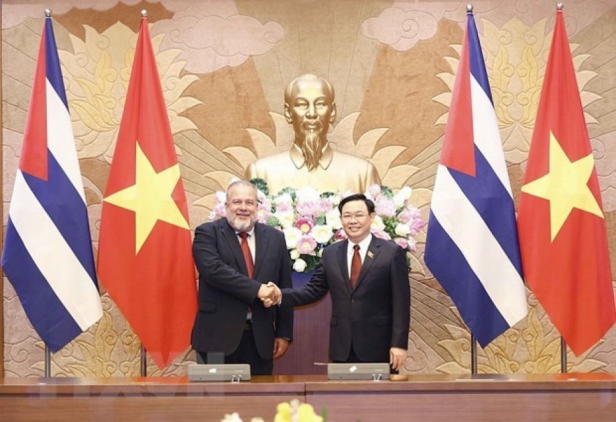 NA Chairman Vuong Dinh Hue (R) receives Cuban Prime Minister Manuel Marrero Cruz on September 29, 2022. (Photo: VNA)