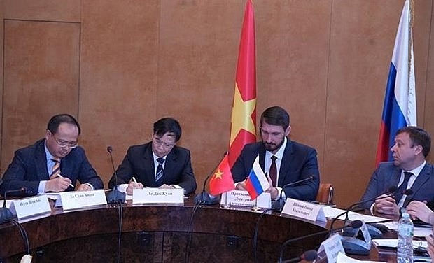Chargé d'affaires of the Vietnamese Embassy in Russia Le Dac Quan (2nd from left) and Chairman of the Overseas Vietnamese Association in Russia Do Xuan Hoang (1st from left) at the opening ceremony.(Photo: VNA)