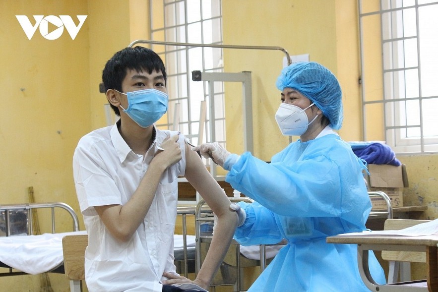 A student is vaccinated against COVID-19 in Hanoi.