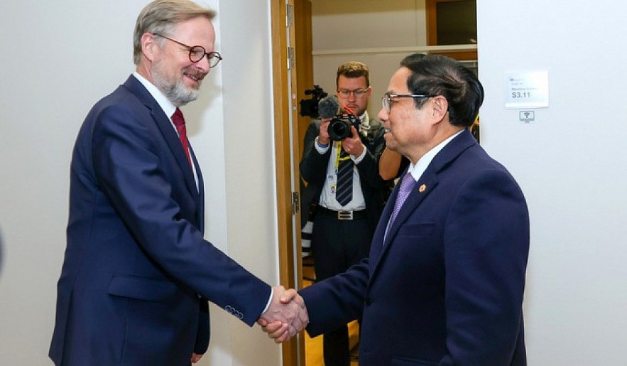 Czech Prime Minister Petr Fiala (L) meets with Vietnamese PM Pham Minh Chinh on the sidellines of the ASEAN-EU Commemorative Summit in Belgium, 2022. (Photo: VGP)