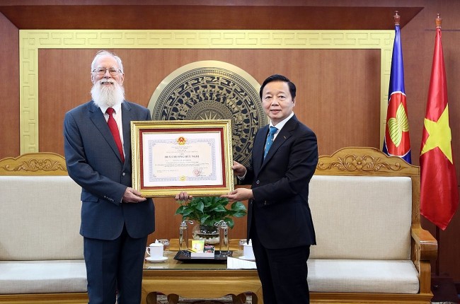Australian Expert Honoured for Contributions to Vietnam’s Natural Resources, Environment