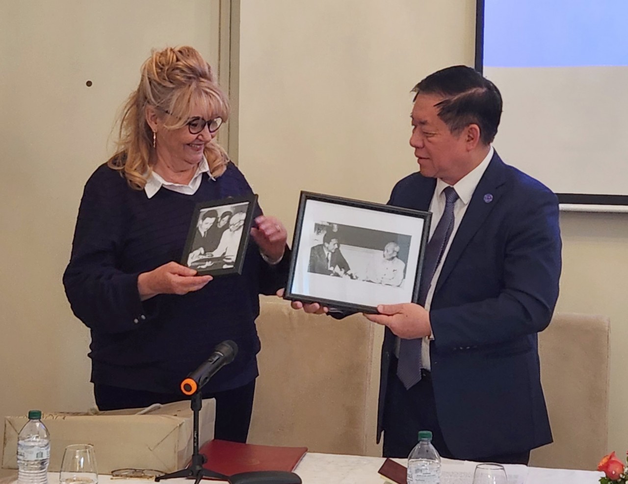 Sandra Scagliotti, Honorary Consul R.S. Vietnam, Friendship Medal - The President of the Center for Vietnamese Studies sent pictures of President Ho Chi Minh in Italy.