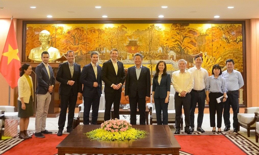 Hanoi People's Committee Vice Chairman Nguyen Manh Quyen (center) receives an Austrian delegation led by Philipp Gady, Vice President of the Austrian Federal Economic Chamber, on April 18. Photo: The Hanoi Times