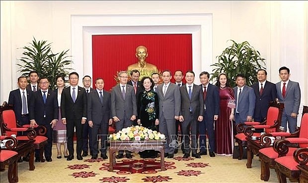Vietnamese and Lao Party officials pose for a group photo. (Source: VNA)