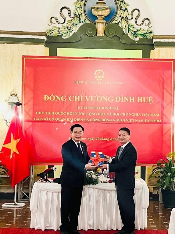 NA Chairman Vuong Dinh Hue meets Vietnamese community in Cuba: NA Chairman Hue presented the token of books about President Ho Chi Minh's life and career to the Vietnamese Embassy and community in Cuba. Photo: VNA