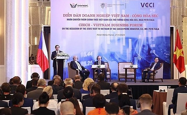 Prime Minister Pham Minh Chinh (first left) addresses the Vietnam - Czech Business Forum on April 21. (Photo: VNA)