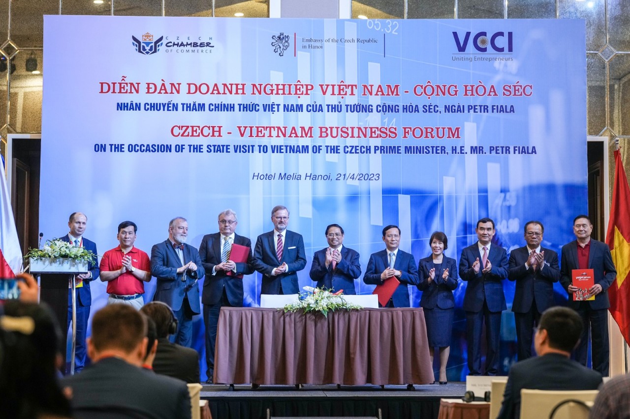  at the Vietnam - Czech Business Forum organised by the Vietnam Chamber of Commerce and Industry (VCCI) in collaboration with the Embassy of the Czech Republic in Vietnam and the Czech Chamber of Commerce (CCC) held in Hanoi on April 21.