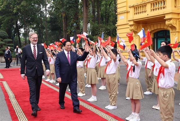 Prime Minister Pham Minh Chinh (R) welcomes Prime Minister Petr Fiala. Photo: VNA