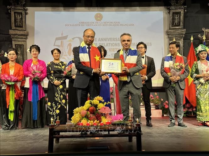 Vietnamese Ambassador to France Dinh Toan Thang (L) presents a gift to Benoit Guidée, Asia and Oceania Director at the French Ministry for Europe and Foreign Affairs. Photo: VNA