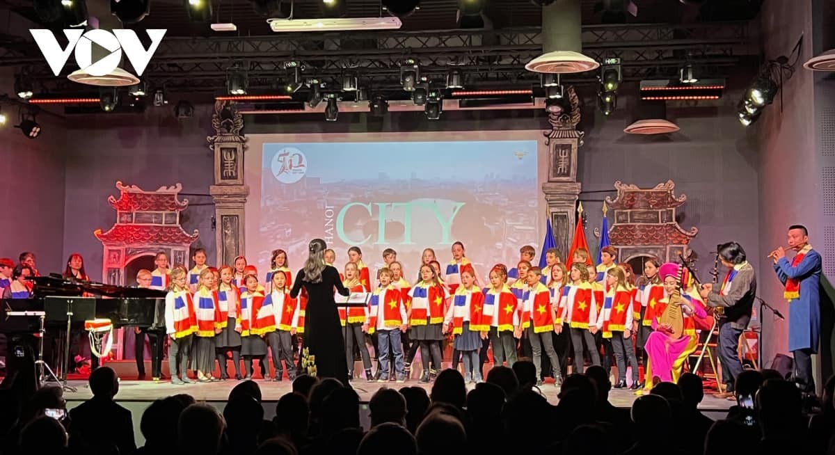 Performance of French and Vietnamese songs by the choir performed by students of Lully-Vauban primary school. Photo: VOV