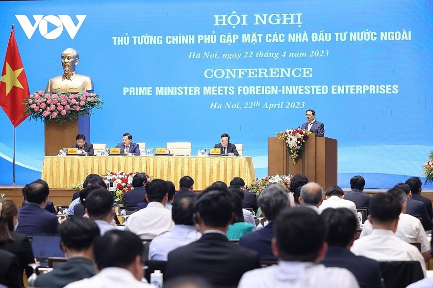 Prime Minister Pham Minh Chinh delivers a strong political commitment in his meeting with foreign investors in Hanoi on April 22.