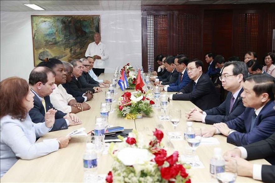 An overview of the meeting between top Vietnamese legislator Vuong Dinh Hue and the leadership of Santiago de Cuba. (Photo: VNA)