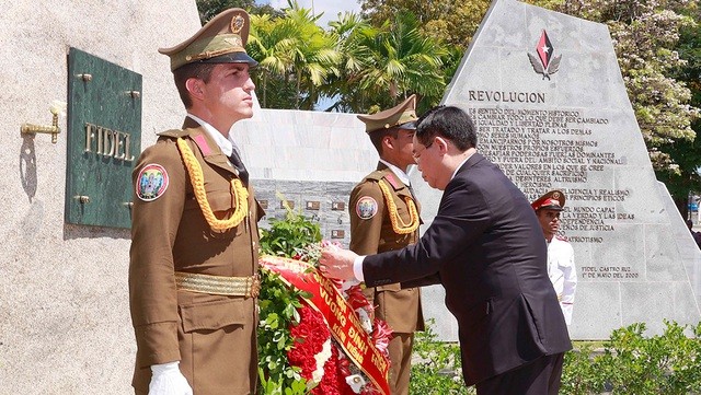 NA Chairman Vuong Dinh Hue lays flowers at the tomb of Cuban leader Fidel Castro Ruz. Photo: VGP