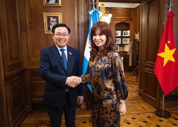 National Assembly Chairman Vuong Dinh Hue (L) meets with Cristina Fernandez de Kirchner, President of the Honourable Senate of the Argentine Nation and Vice President of the country. Photo: VNA