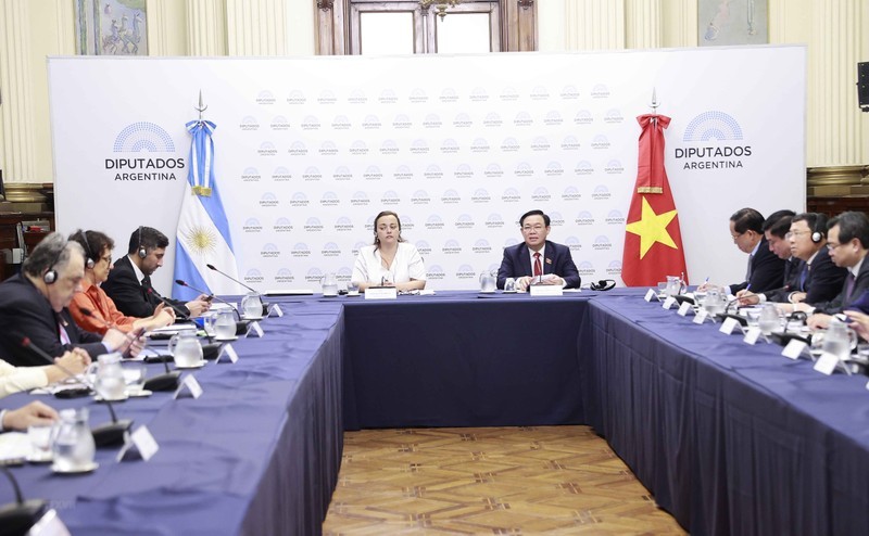 National Assembly Chairman Vuong Dinh Hue held talks with President of the Chamber of Deputies of Argentina Cecilia Moreau on April 24 morning (local time). Photo: VNA