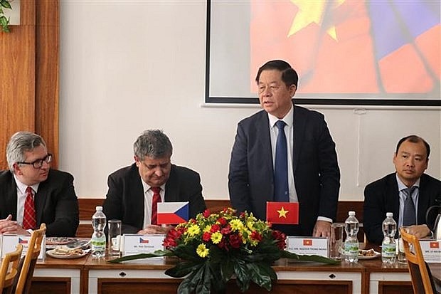 Nguyen Trong Nghia, Secretary of the Party Central Committee and head of the committee’s Commission for Information and Education, speaks at a meeting with First Vice President of the Czech Communist Party Petr Simunek. (Photo: VNA)