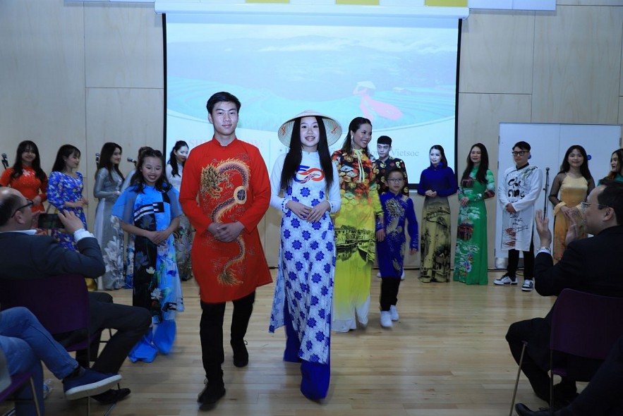 An ao dai (Vietnamese traditional long dress)show at the event. (Photo: VNA)