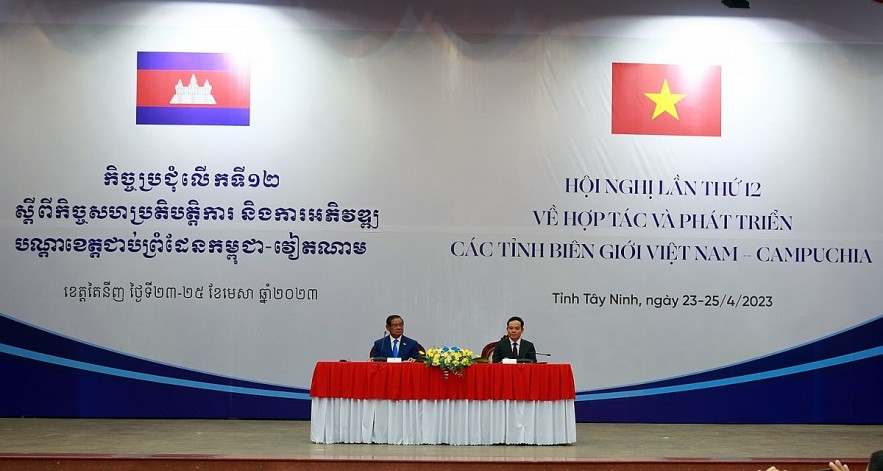 Vietnamese Deputy Prime Minister Tran Luu Quang and Cambodian Deputy Prime Minister cum Minister of the Interior Krolahom Sar Kheng co-chair the 12th conference on cooperation and development of border localities between Vietnam and Cambodia in Tay Ninh province on April 25. (Photo: VGP)
