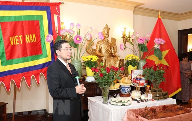 Vietnamese Ambassador to Canada Pham Cao Phong talked with Vietnamese expatriates in Canada about the meaning of worshiping Hung Vuong. (Photo: Trung Dung, Ha Linh, Viet Tuan/VNA