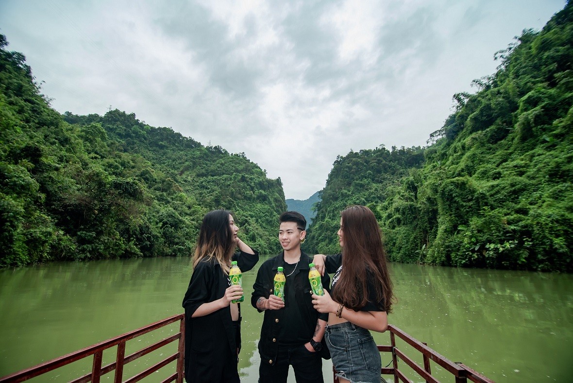 Young People Return to Nature, Enjoy Green Tea to Relieve "Post-holiday Blue"