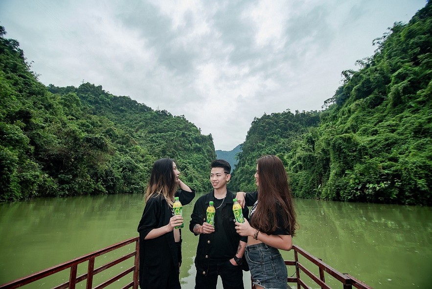 Young People Return to Nature, Enjoy Green Tea to Relieve 