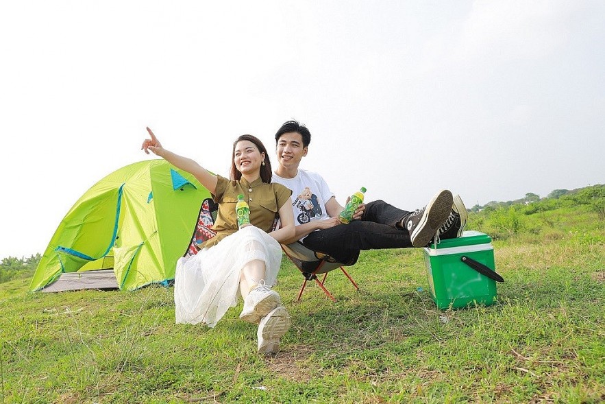Young People Return to Nature, Enjoy Green Tea to Relieve 