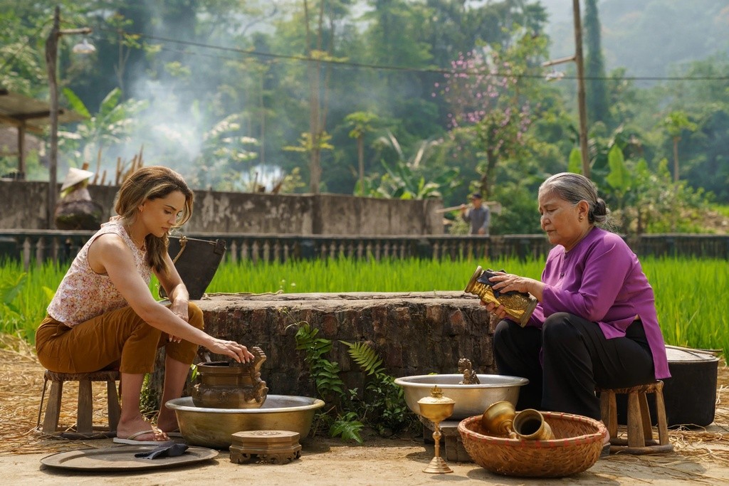 In the film, Vietnamese people are preparing for the Lunar New Year. Photo: Netflix 