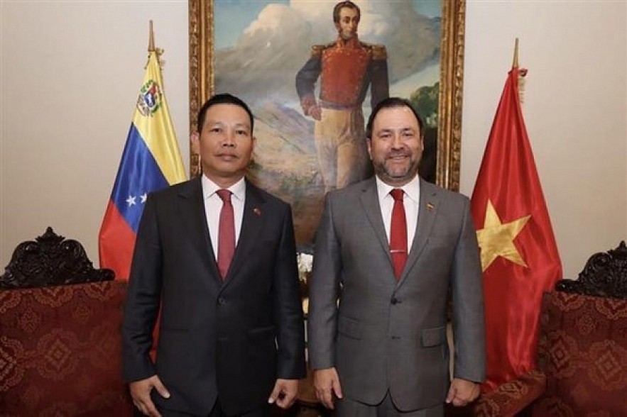 Vietnamese Ambassador to Venezuela Vu Trung My (L) and Venezuelan Foreign Minister Yván Gil Pinto  (Photo: VNA)