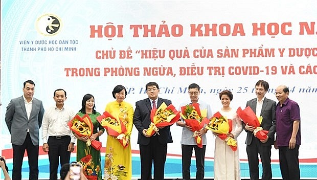 The research team on Sunkovir, the first traditional medicine to be licenced for treating respiratory tract viral infections in Vietnam. (Photo: VNA)
