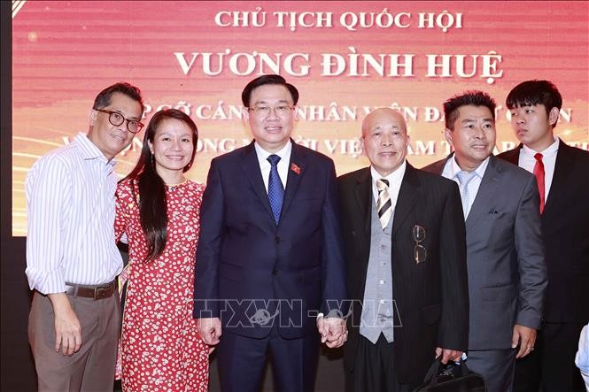 NA Chairman Vuong Dinh Hue and representatives of the Vietnamese community. Photo: VNA