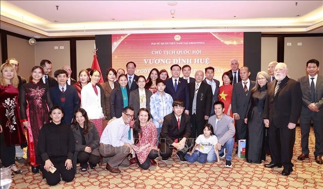 NA Chairman Vuong Dinh Hue and representatives of the Vietnamese community. Photo: VNA