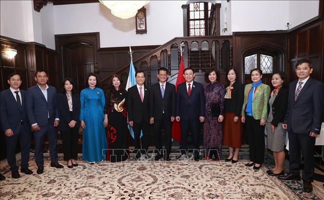 National Assembly Chairman Vuong Dinh Hue and the Vietnamese Embassy staff. Photo: VNA