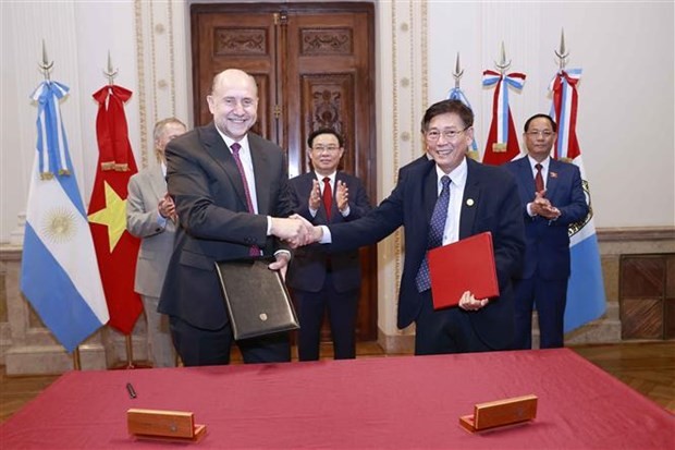 National Assembly Chairman Vuong Dinh Hue and Governor of Santa Fe Omar Ángel Perotti witness the signing of the letter of intent on investment and trade cooperation between the province and Binh Duong province of Vietnam. Photo: VNA