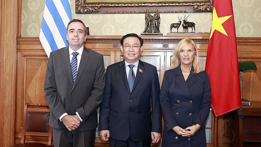 Vietnamese National Assembly Chairman Vuong Dinh Hue (C) and Senate Speaker Beatriz Argimon Cedeira.(R) and House Speaker Sebastian Andujar (L) of Uruguay pose for a photo ahead of their talks in Montevideo on April 27. (local time).