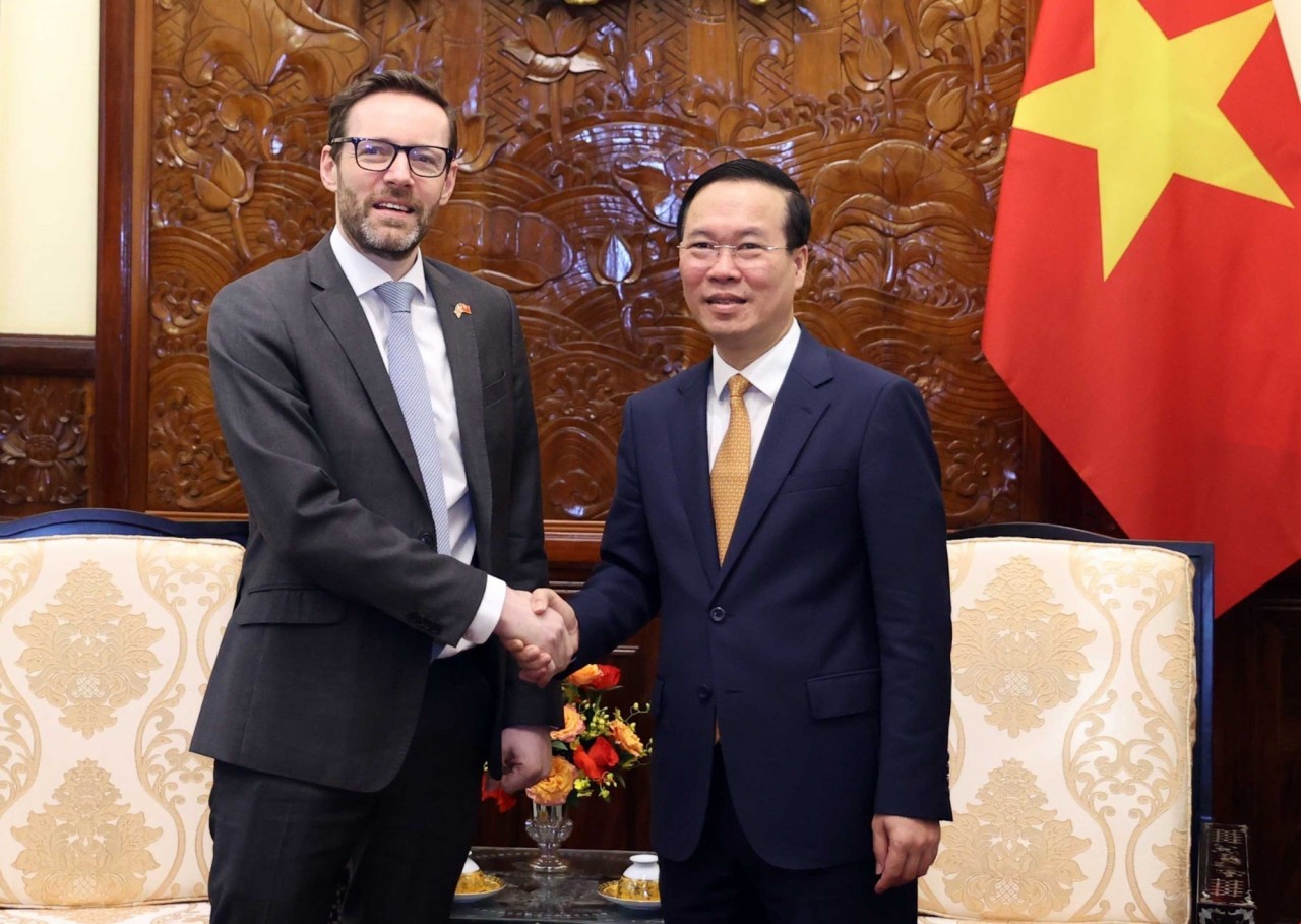 President Vo Van Thuong (R) receives UK Ambassador to Vietnam Iain Frew on April 28. Photo: VNA