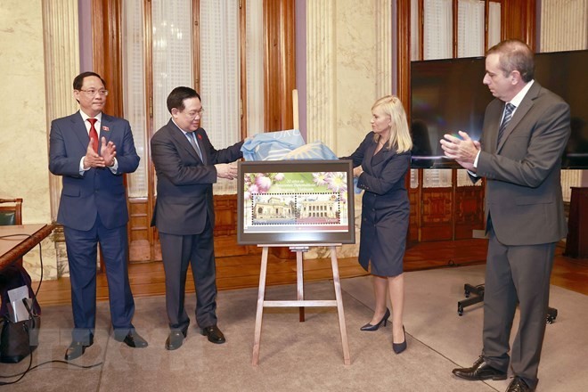 at the office of the Uruguay parliament, NA Chairman Hue, Speaker of the Senate of Uruguay Beatriz Argimon and Speaker of the Chamber of Representatives of Uruguay Sebastian Andujar attended a ceremony to circulate a stamp on the occasion of the 30th anniversary of the Uruguay – Vietnam diplomatic relations.