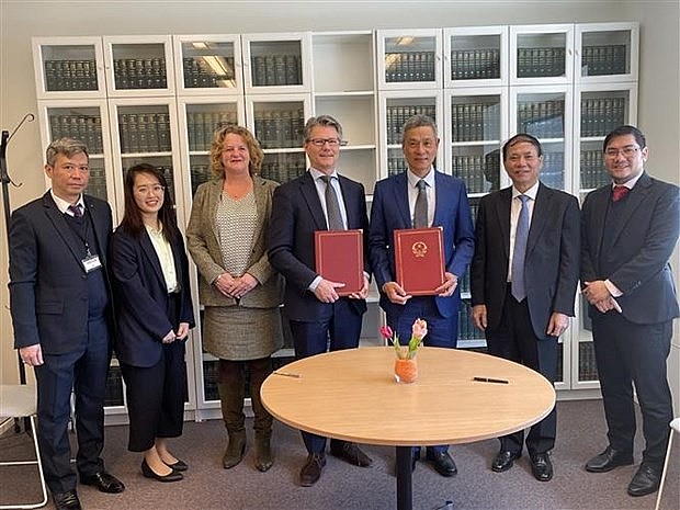 Vietnamese Ministry of Foreign Affairs and The Hague Academy of International Law sign a memorandum of understanding on training international legal experts for Vietnam (Photo: VNA)