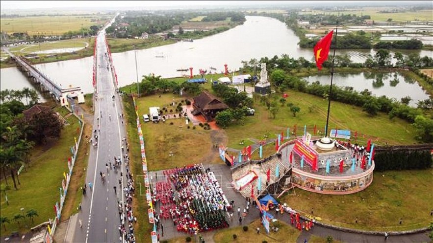 An overview of the flag raising ceremony in Quang Tri on April 30, 2023. (Photo: VNA)